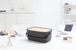 Brabantia Nic Broodtrommel - Met Bamboe Deksel - Dark Grey -Beste Woninginrichting Winkel 1200x799 1