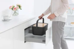 Brabantia Nic Broodtrommel - Met Bamboe Deksel - Dark Grey -Beste Woninginrichting Winkel 1200x799 2