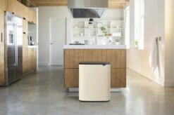 Brabantia Bo Touch Bin Prullenbak - 2 X 30 L - Soft Beige 11 Brabantia Bo Touch Bin Prullenbak - 2 X 30 L - Soft Beige -Beste Woninginrichting Winkel 1200x799 7