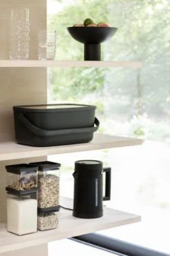 Brabantia Nic Broodtrommel - Met Bamboe Deksel - Dark Grey -Beste Woninginrichting Winkel 799x1200