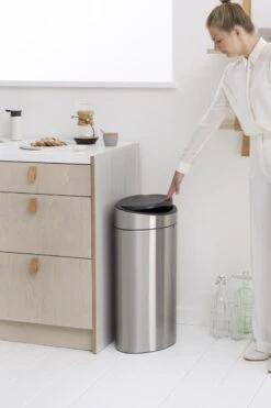 Brabantia Touch Bin Prullenbak - 40 L - Matt Steel Fingerprint Proof -Beste Woninginrichting Winkel 800x1200 10