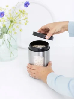 Brabantia Voorraadbus - 1,4 L - Matt Steel Fingerprint Proof / Matt Black Deksel - Met Venster -Beste Woninginrichting Winkel 895x1200